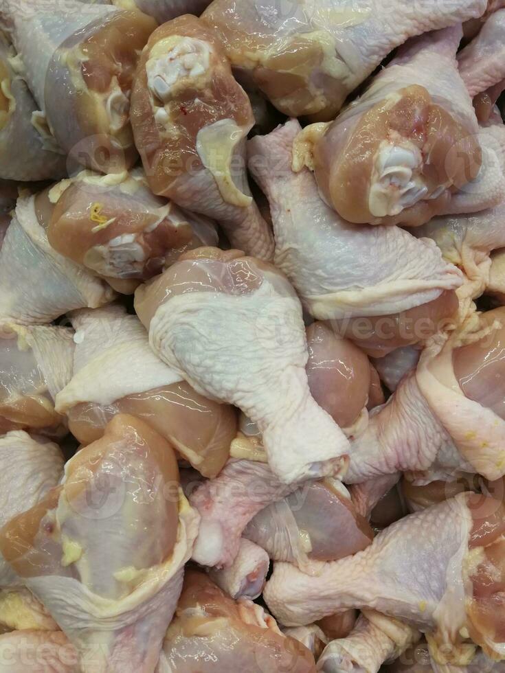 close-up de coxinhas de frango cru com pele que foram vendidas no supermercado. foto