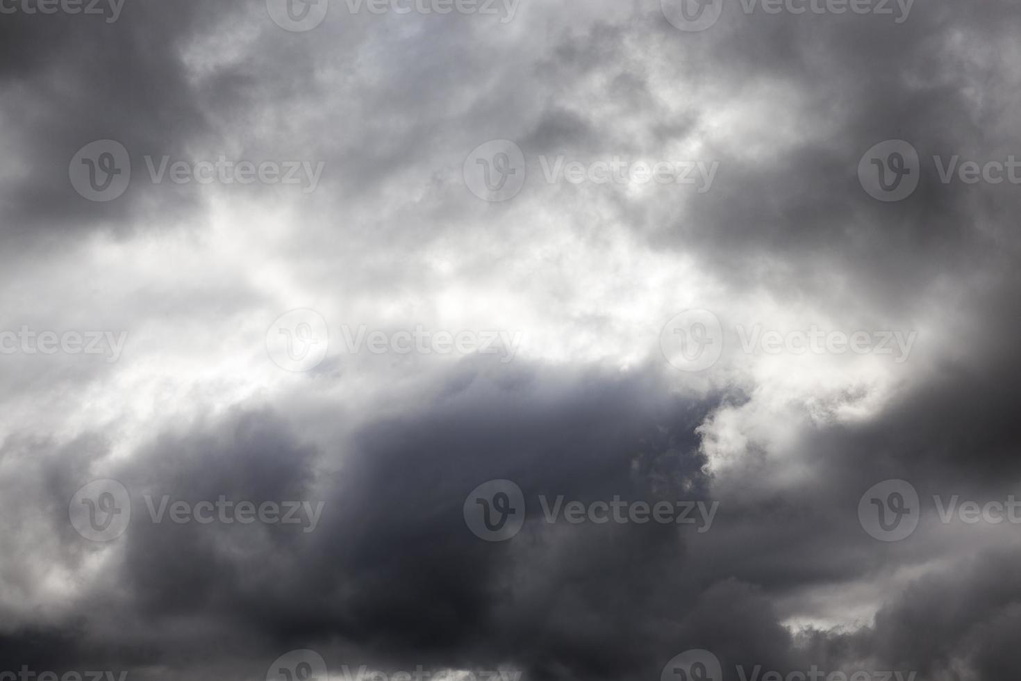 nuvens cinzentas, tempo nublado foto