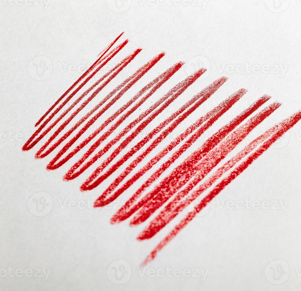 linhas caóticas em lápis vermelho foto