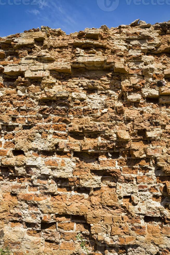 torre de tijolos em ruínas foto