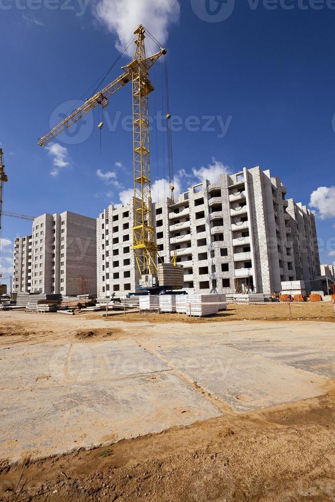 construção da nova casa - um canteiro de obras no qual é realizada a construção de uma nova casa de vários andares. foto