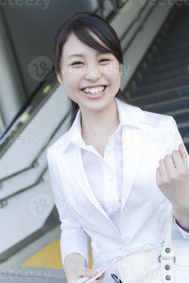 jovem mulher vestindo terno branco foto