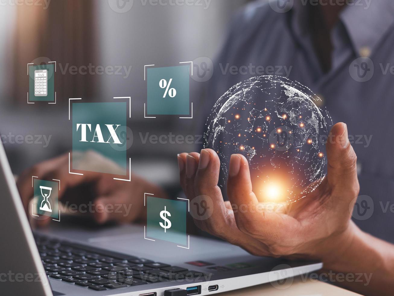 cálculo de retorno de imposto concept.business pessoa usando um laptop para preencher o formulário de declaração de imposto de renda on-line. foto