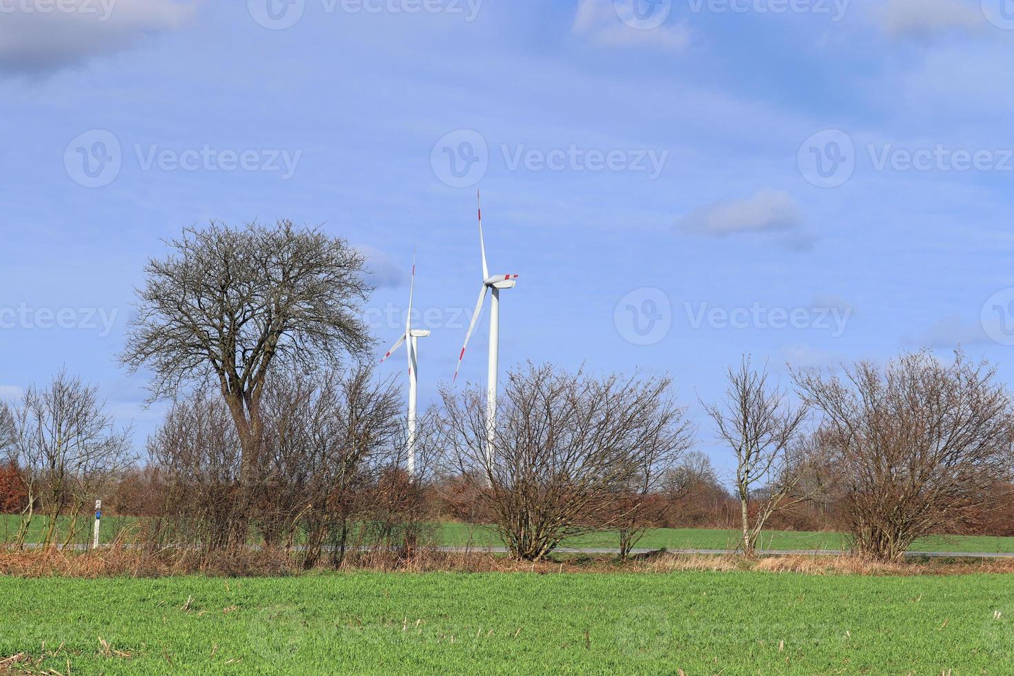 vista panorâmica sobre moinhos de vento de energia alternativa em um parque eólico no norte da europa foto