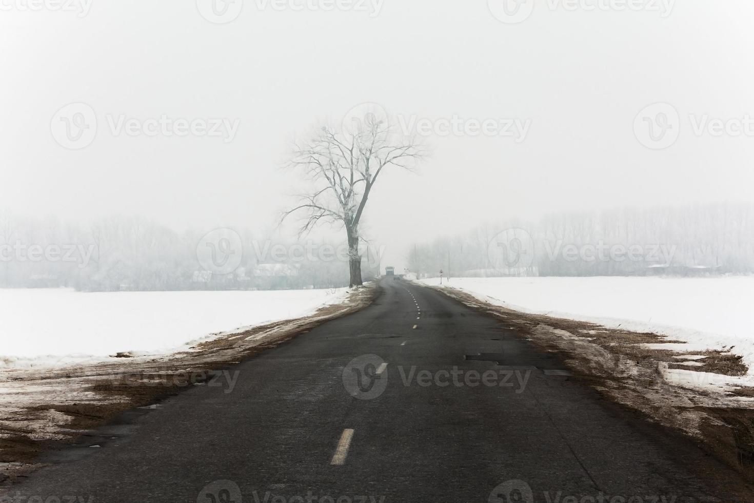 estrada de inverno com neve foto