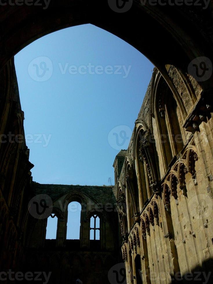 abadia de glastonbury retroiluminado foto