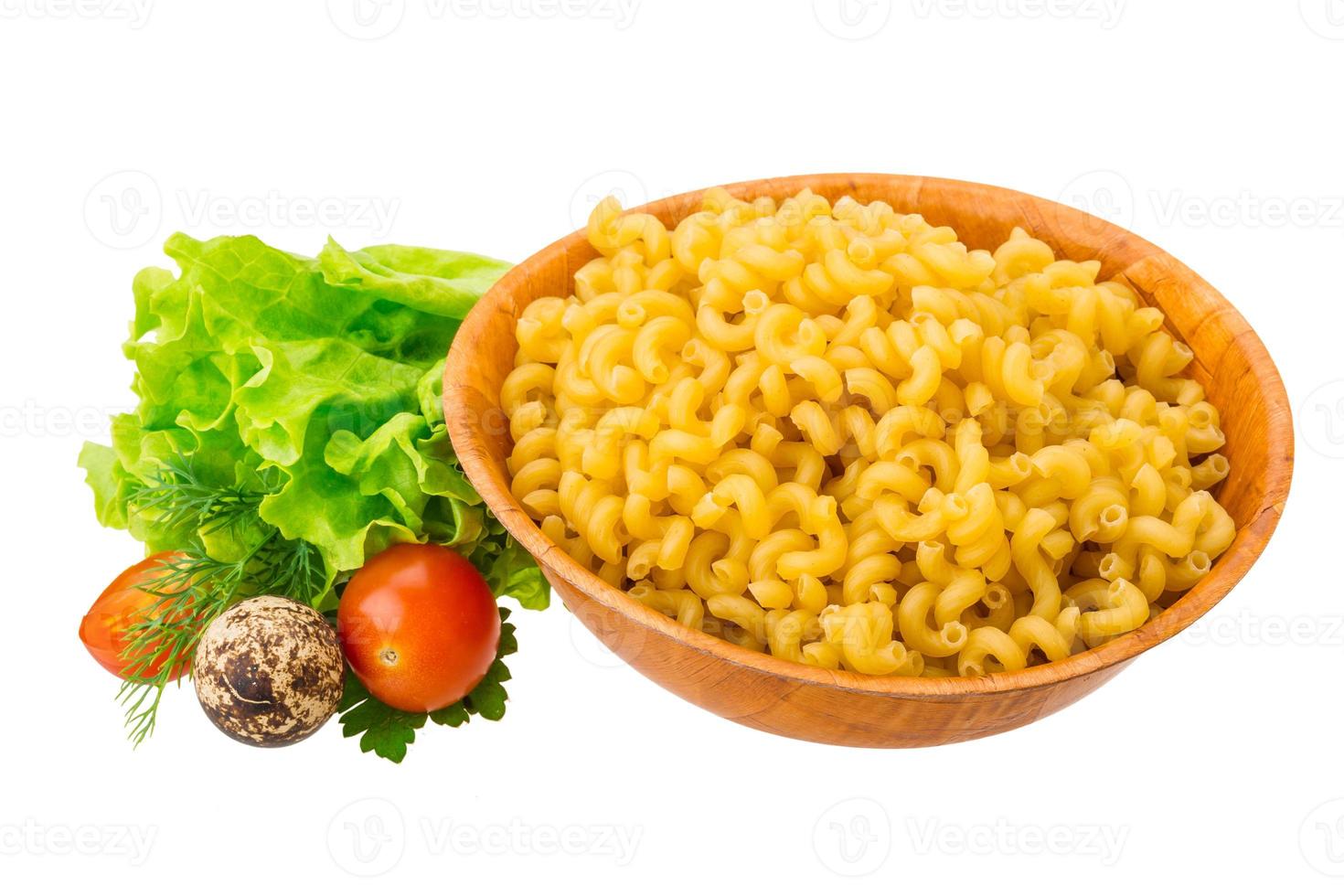 macarrão fusilli em uma tigela no fundo branco foto