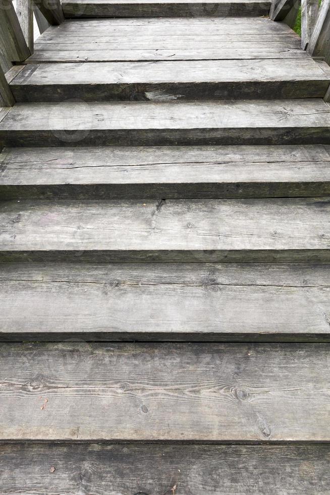 uma velha escada de madeira feita de tábuas foto