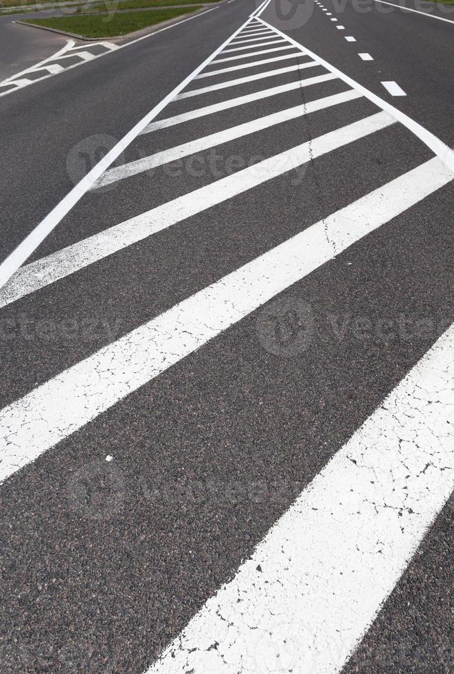 estrada pavimentada com marcações de estrada branca para gerenciamento de transporte foto