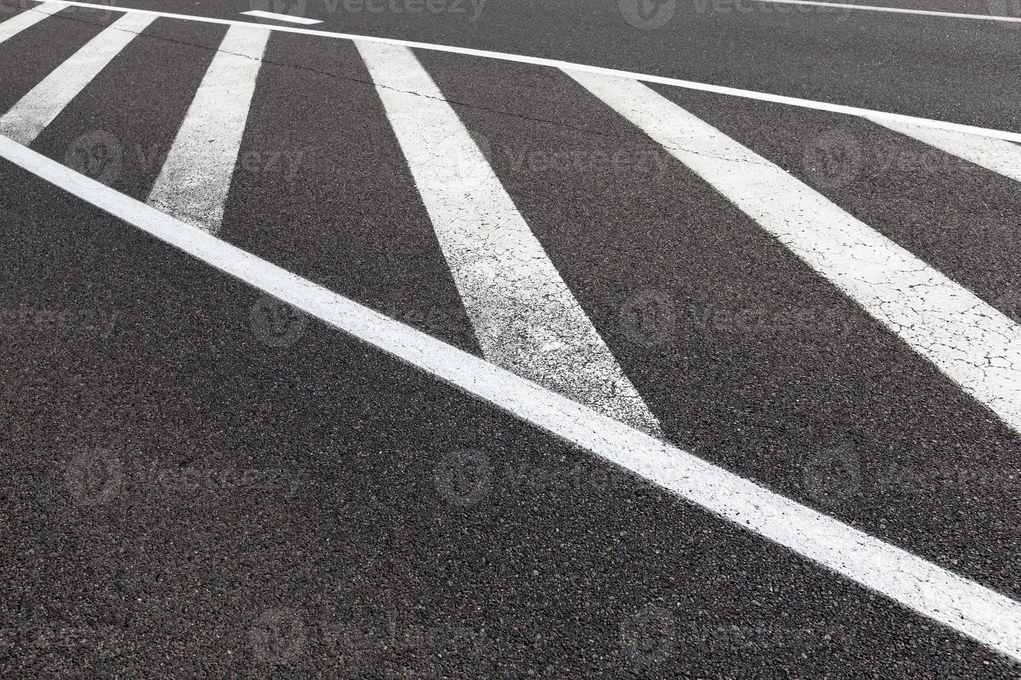 estrada pavimentada com marcações de estrada branca para gerenciamento de transporte foto