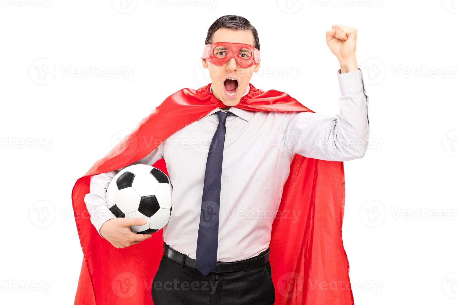 super-herói torcendo e segurando uma bola de futebol foto