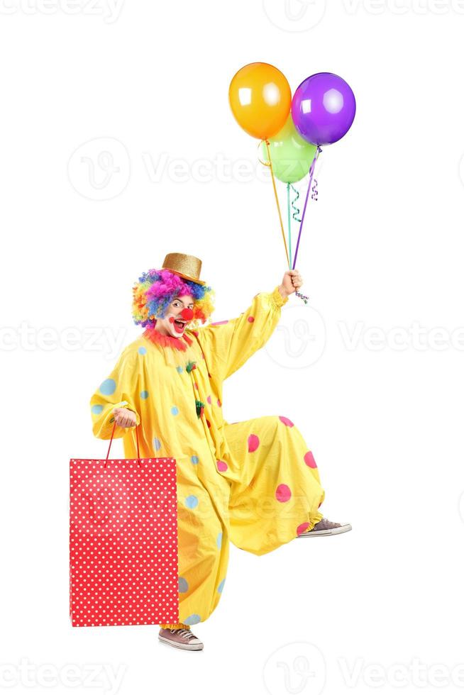 palhaço alegre com balões e saco de papel foto