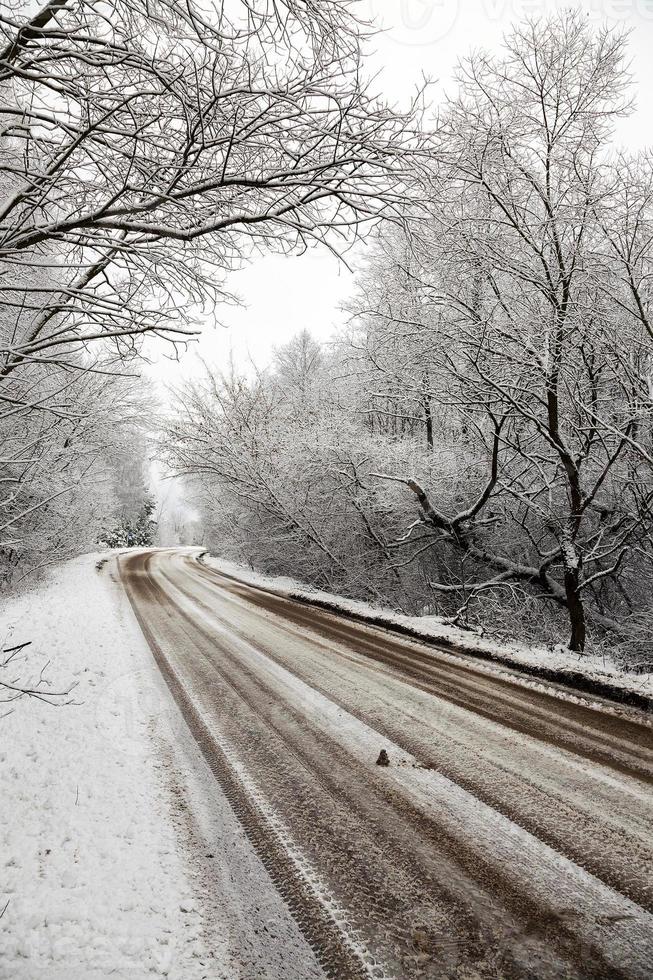 a estrada coberta de neve para uma temporada de inverno foto