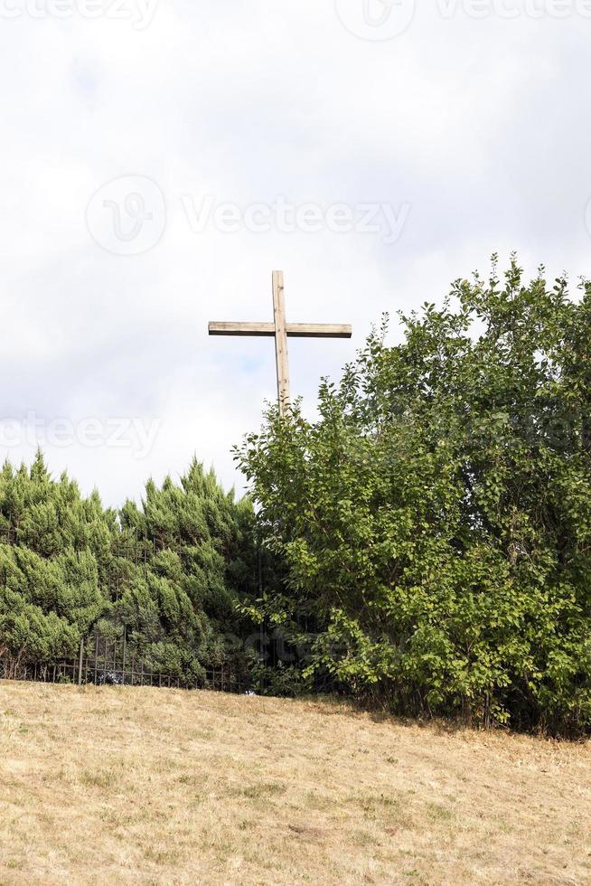 cruz de madeira perto da igreja foto