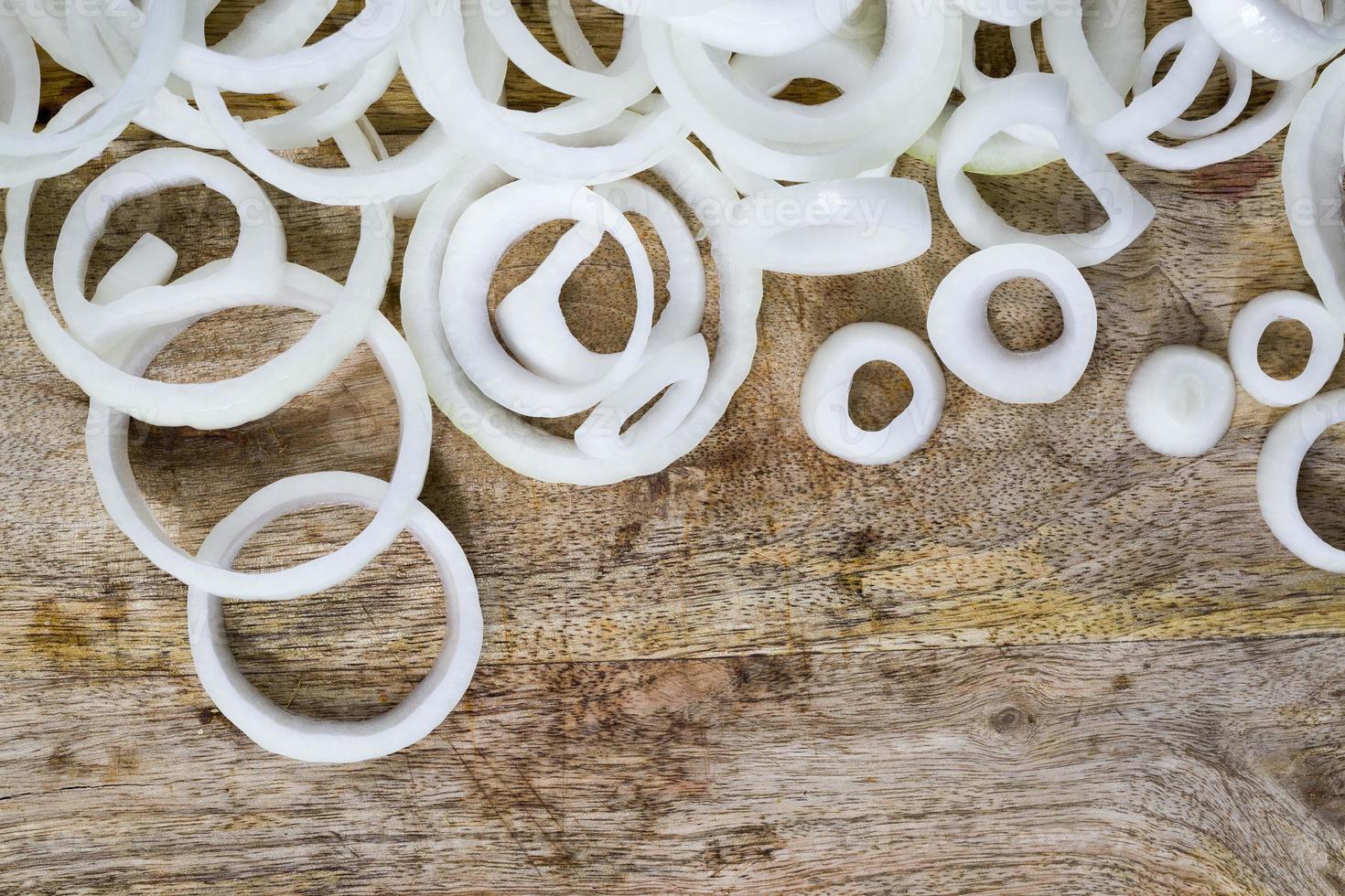 cortada em pedaços cebolas azedas foto