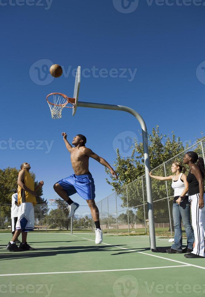 Foto de Grupo De Pessoas Multiétnicas Jogando Basquete Na Quadra e