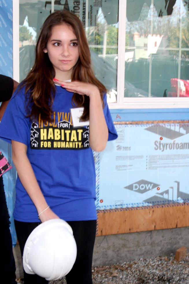 los angeles, 8 de março - haley pullos no 5º dia de construção anual do hospital geral para a humanidade fan build day em local privado em 8 de março de 2014 em lynwood, ca foto