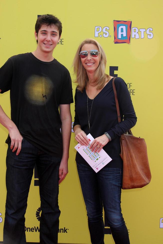 los angeles, 17 de novembro - julian murray stern, lisa kudrow no ps arts express yourself 2013 no barker hanger em 17 de novembro de 2013 em santa monica, ca foto