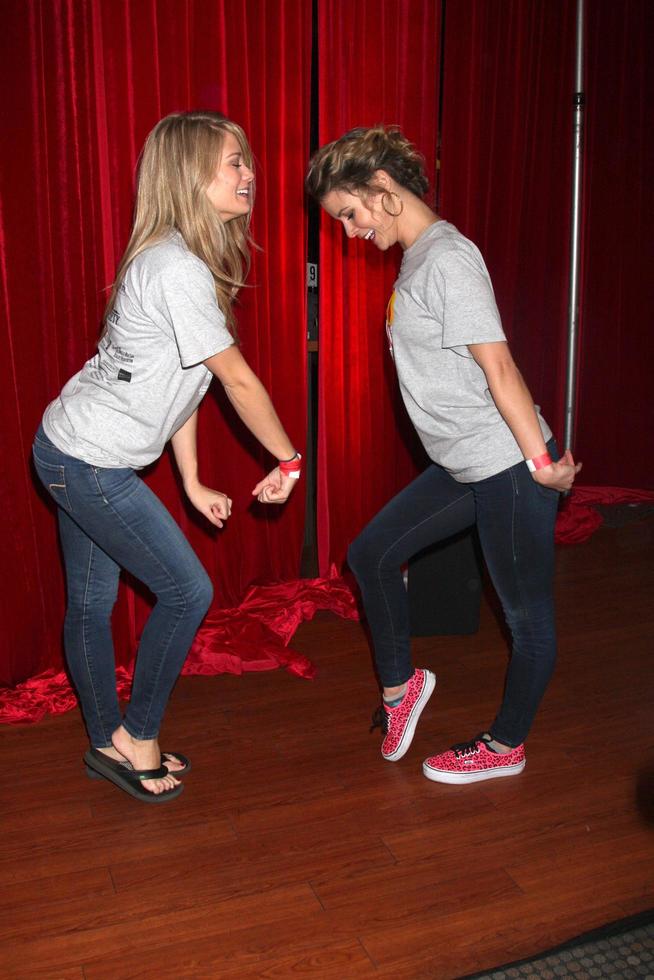 los angeles, 6 de outubro - kim matula, linsey godfrey at the light the night the walk to be be the leucemia-lymphoma society at sunset-gower studios, em 6 de outubro de 2013 em los angeles, ca foto