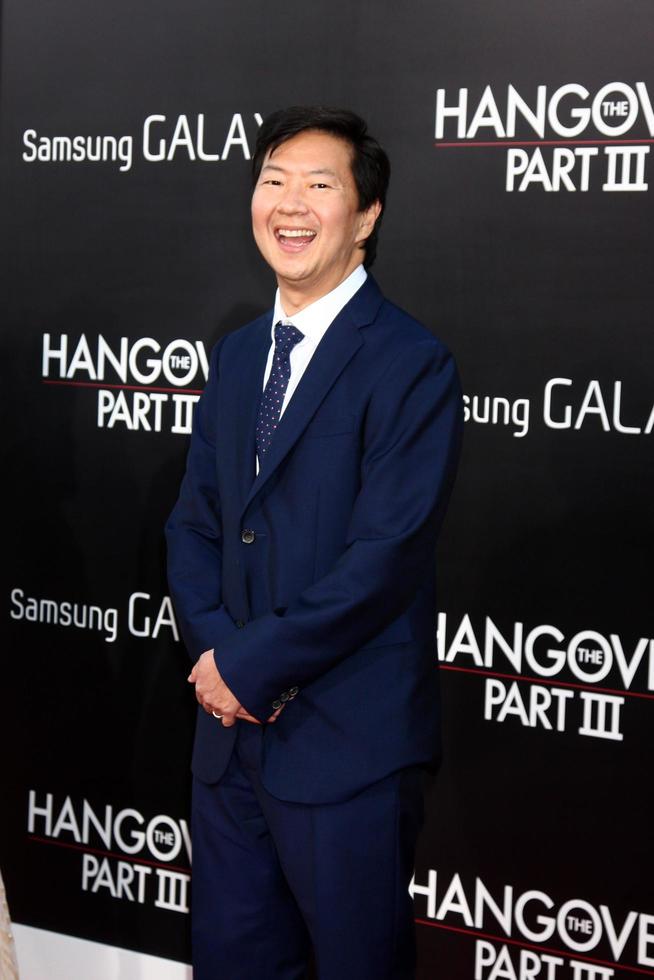 los angeles, 16 de maio - ken jeong interage com os fãs na ressaca iii la premiere no village theatre em 16 de maio de 2013 em westwood, ca foto