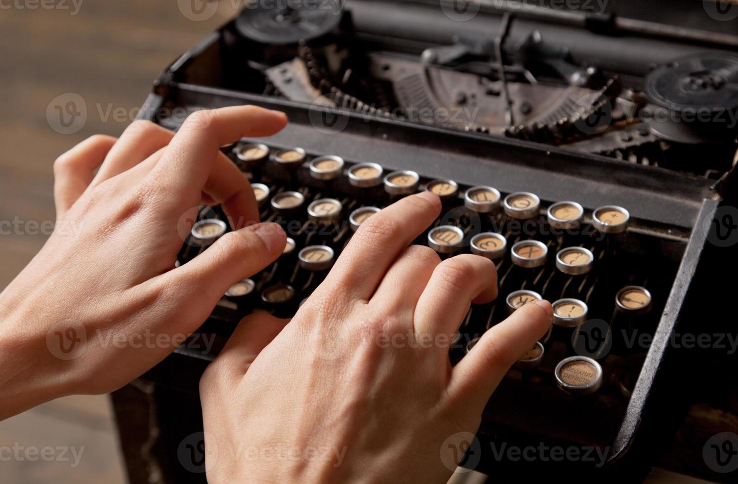 mão humana imprime na máquina de escrever retrô. foto
