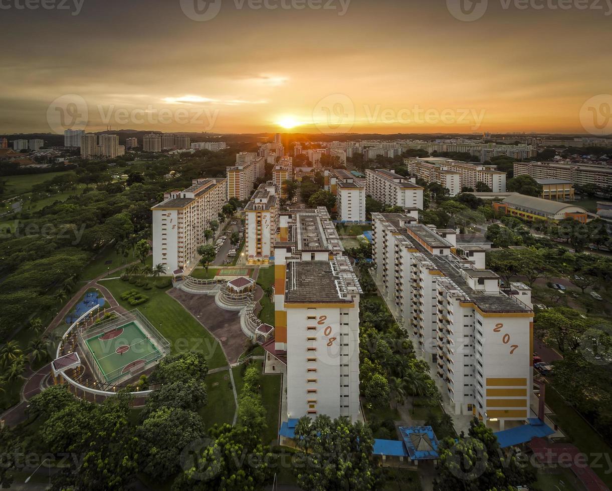 pôr do sol sobre o bairro público de mo mo kio, cingapura foto