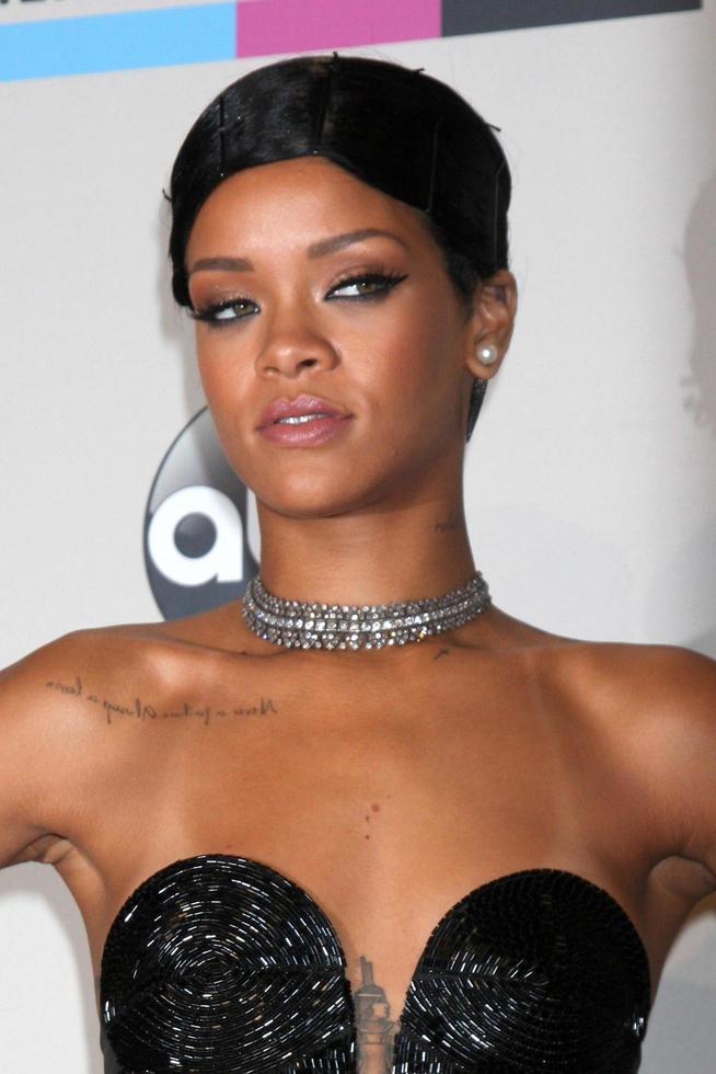 los angeles, 24 de novembro - rihanna na sala de imprensa do american music awards 2013 no nokia theatre em 24 de novembro de 2013 em los angeles, ca foto