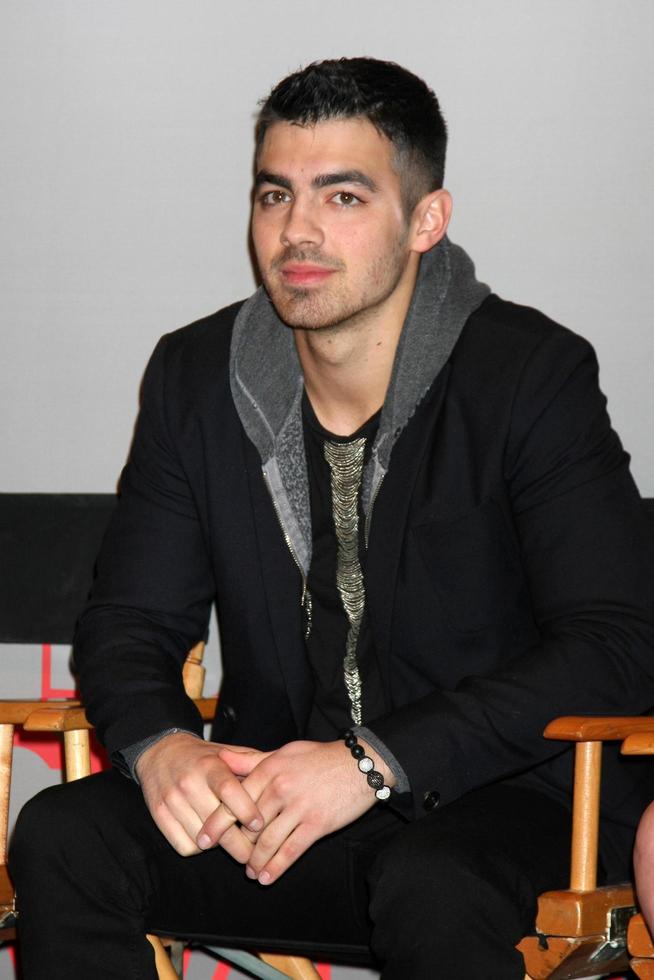 los angeles, 8 de novembro - joe jonas no People's Choice Award nomeação anuncia 2012 no paley center for media em 8 de novembro de 2011 em beverly hills, ca foto