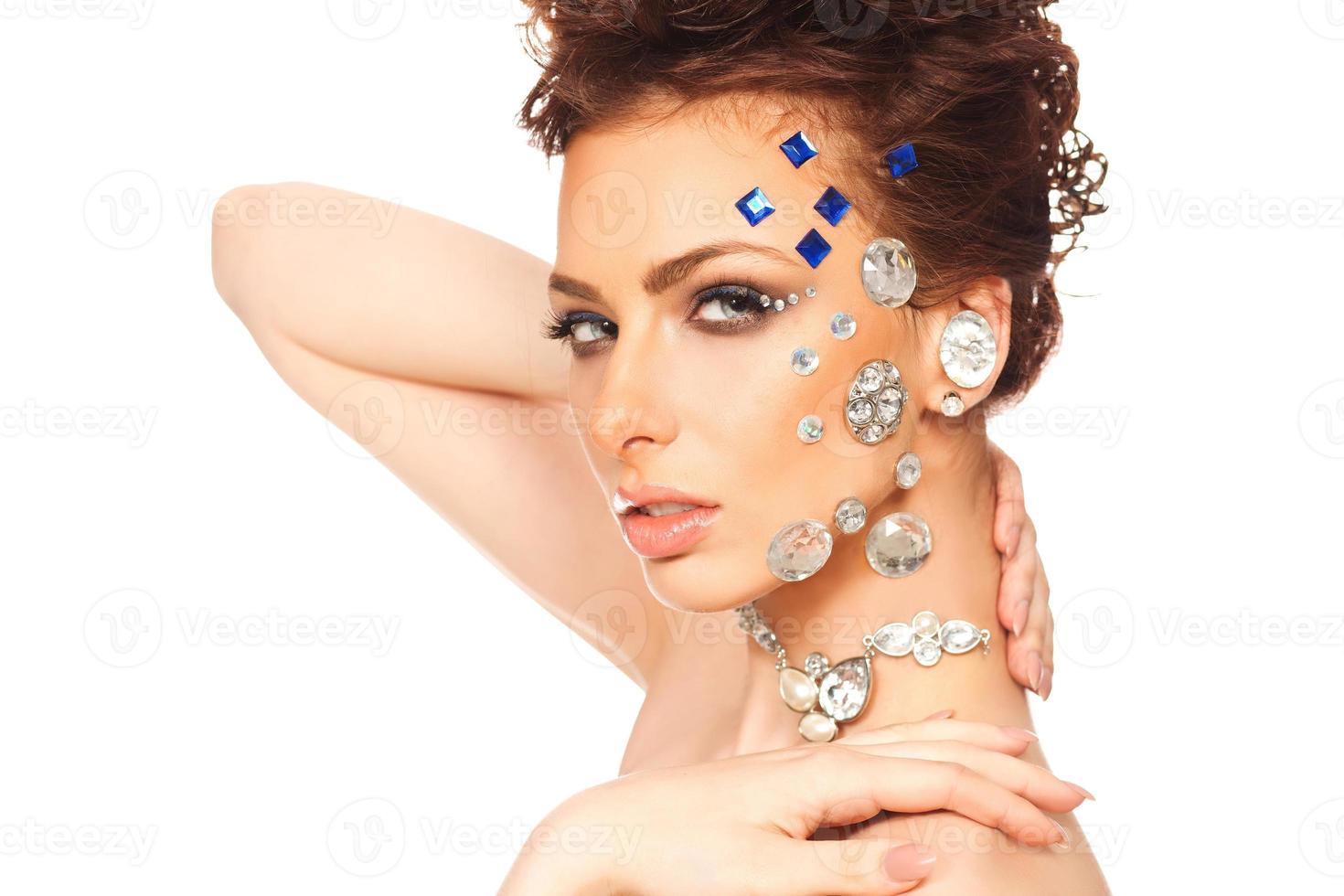 retrato de uma menina bonita com diamantes no rosto foto
