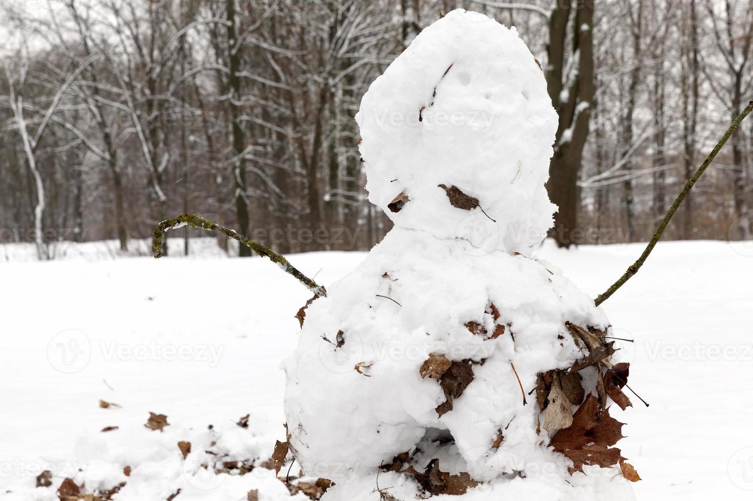 grandes bonecos de neve brancos feitos no inverno foto