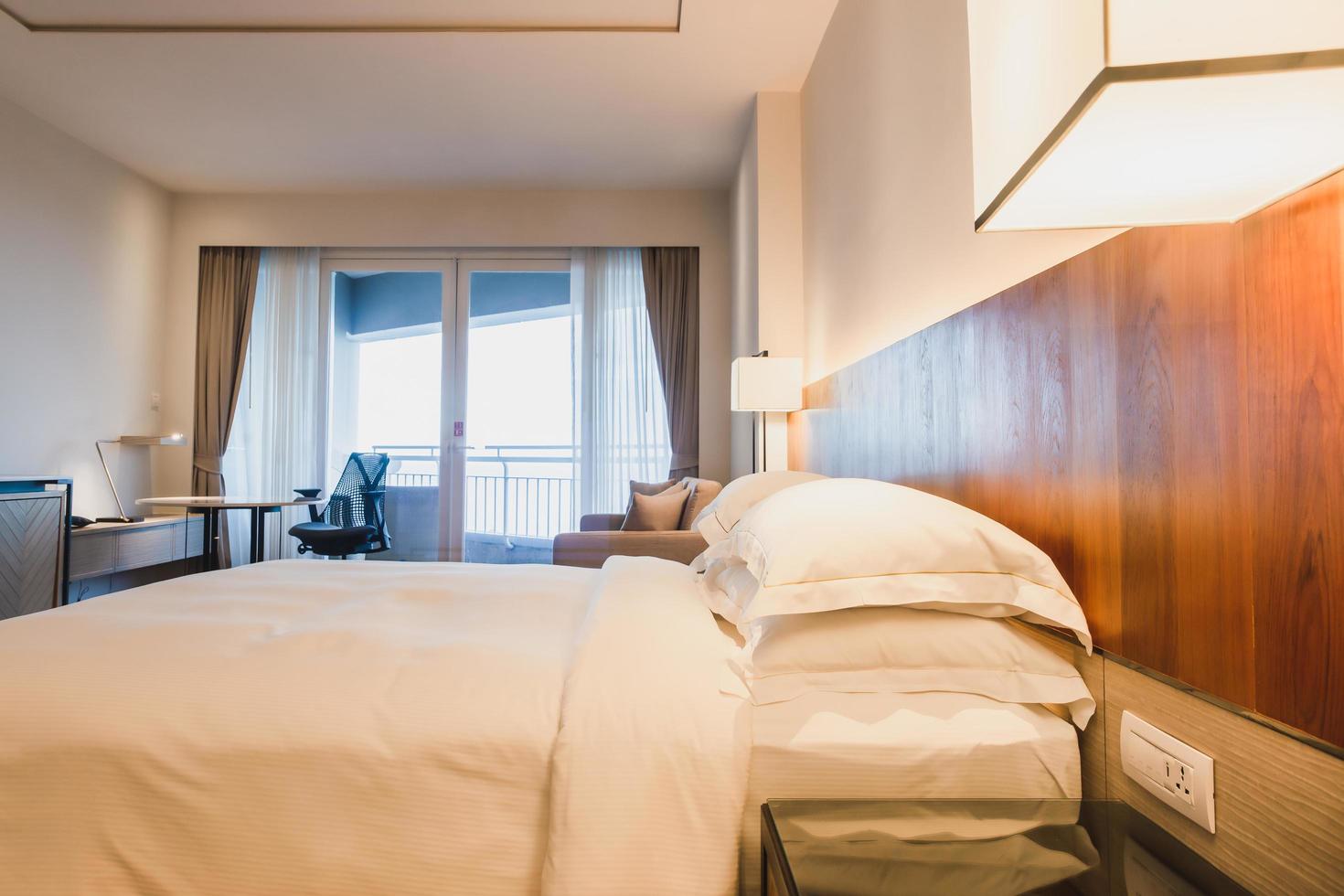 quarto de conforto com colchão branco em estilo de hotel de luxo. foto