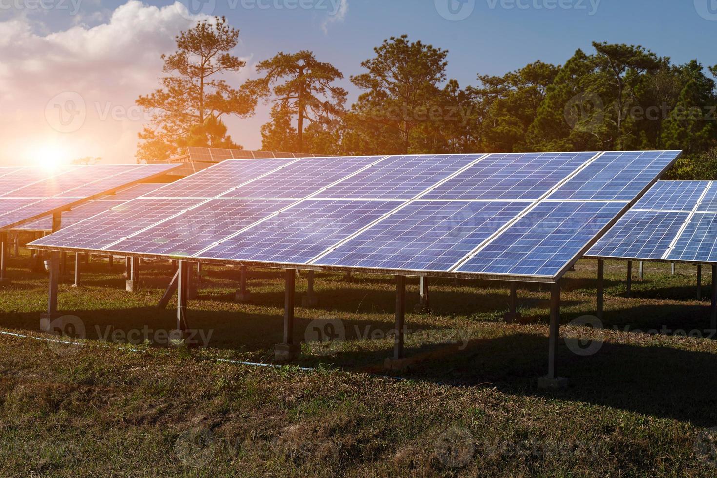 painel solar, fotovoltaica, fonte de eletricidade alternativa. recursos sustentáveis. conceito de energia de energia alternativa. foto