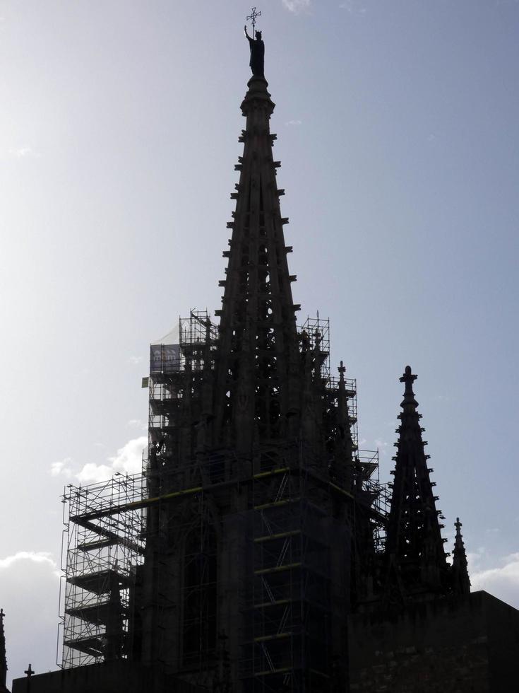 silhueta da catedral da cidade de barcelona foto