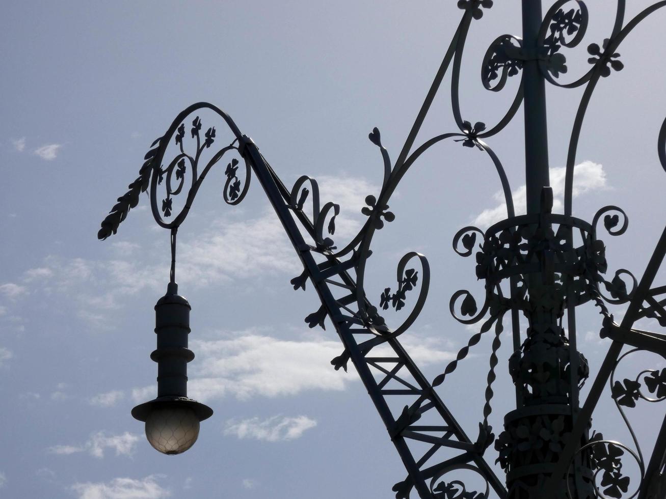 detalhes retroiluminados de um candelabro modernista na cidade de barcelona foto