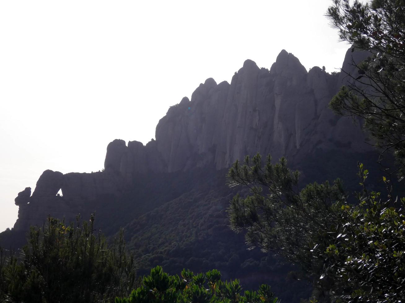 perfil das montanhas de montserrat na província de barcelona, catalunha, espanha. foto