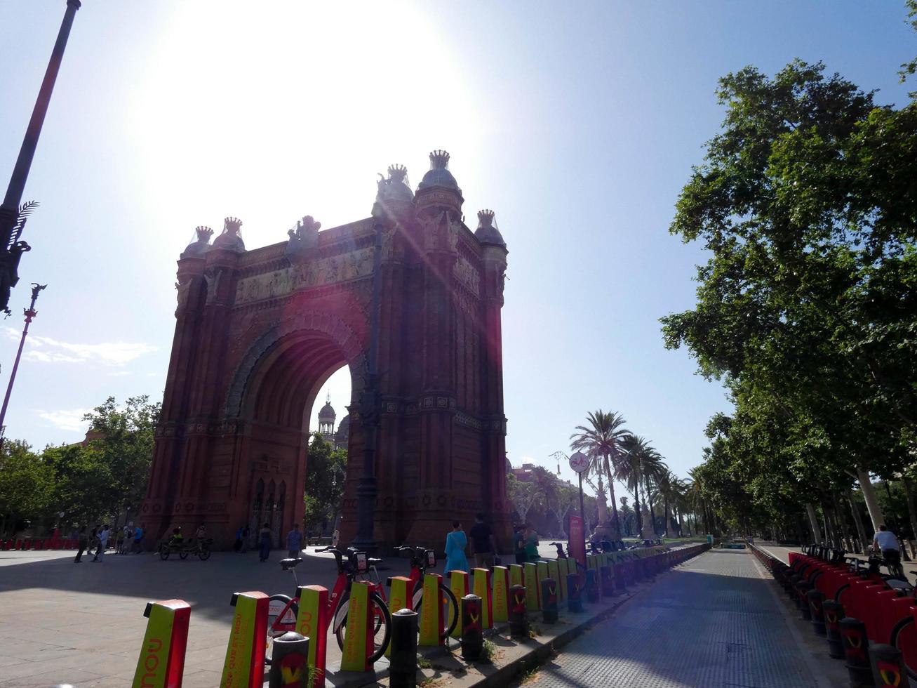 arco triunfal retroiluminado da cidade de barcelona foto