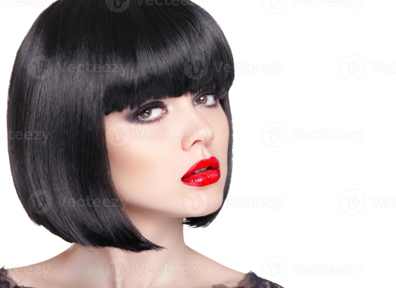 retrato da moda da bela mulher morena com lábios vermelhos foto