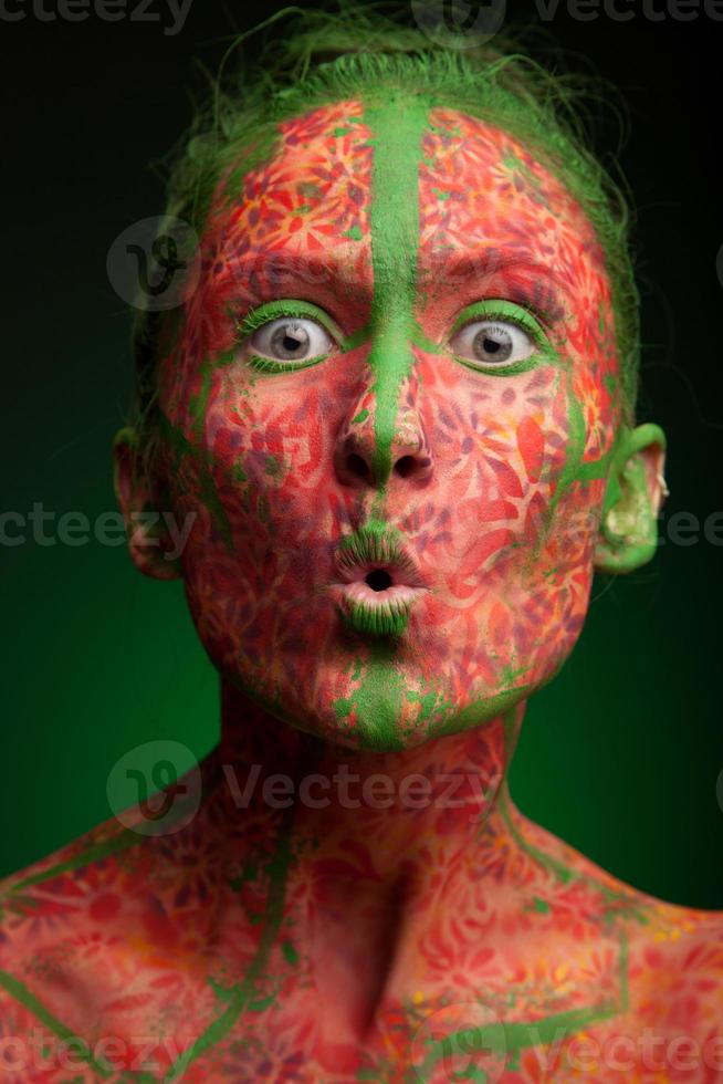 mulher emocional com multi linhas vermelhas e cabelo verde foto