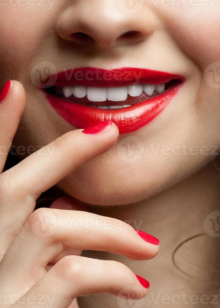 closeup de lábios de mulher vermelha foto