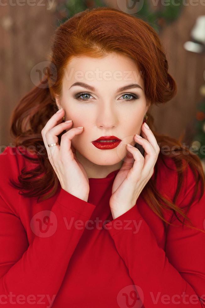 mulher de vestido vermelho sorrindo foto
