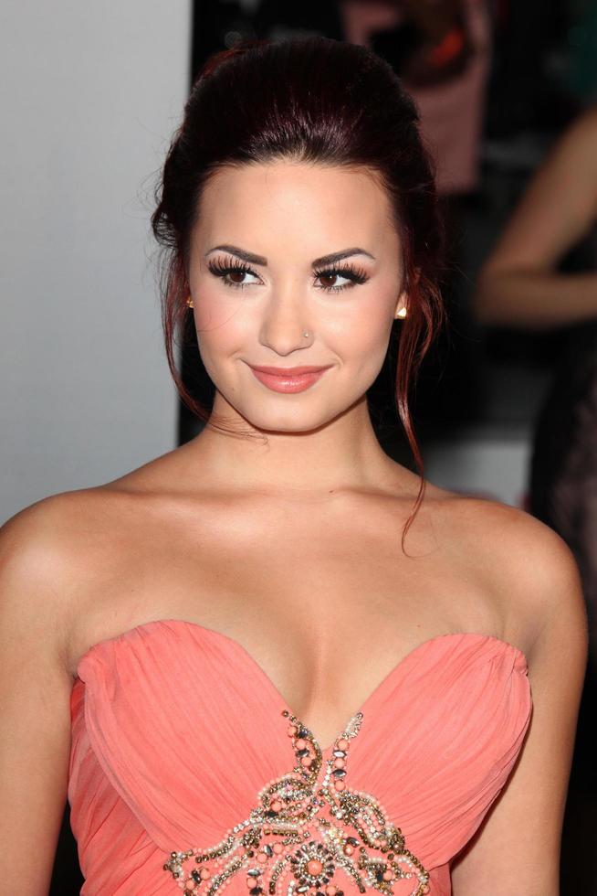 los angeles, 11 de janeiro - demi lovato chega ao People's Choice Awards 2012 no nokia theatre no la live em 11 de janeiro de 2012 em los angeles, ca foto