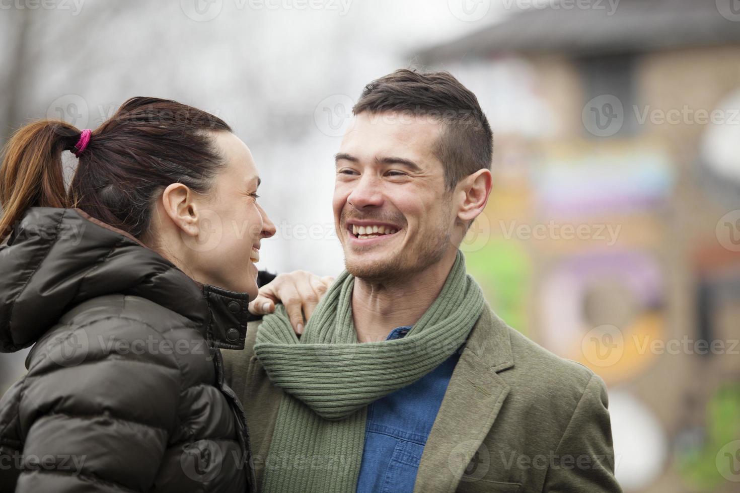 homem e mulher abraçando foto