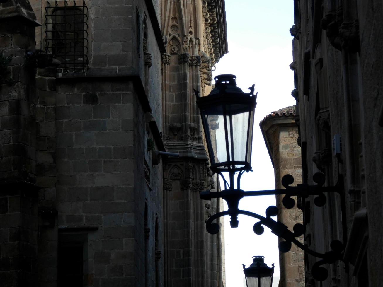 lâmpada de rua clássica no bairro gótico da cidade de barcelona. foto