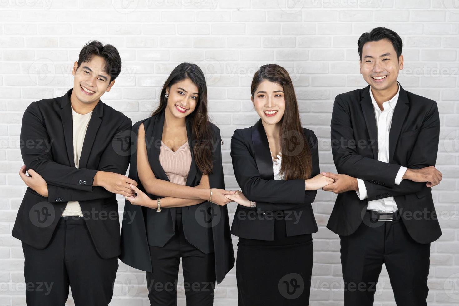 equipe de negócios segurando as mãos cruzadas um do outro. equipe criativa reunindo as mãos juntas na fila. jovens empresários estão de mãos dadas. conceito de unidade e trabalho em equipe. foto