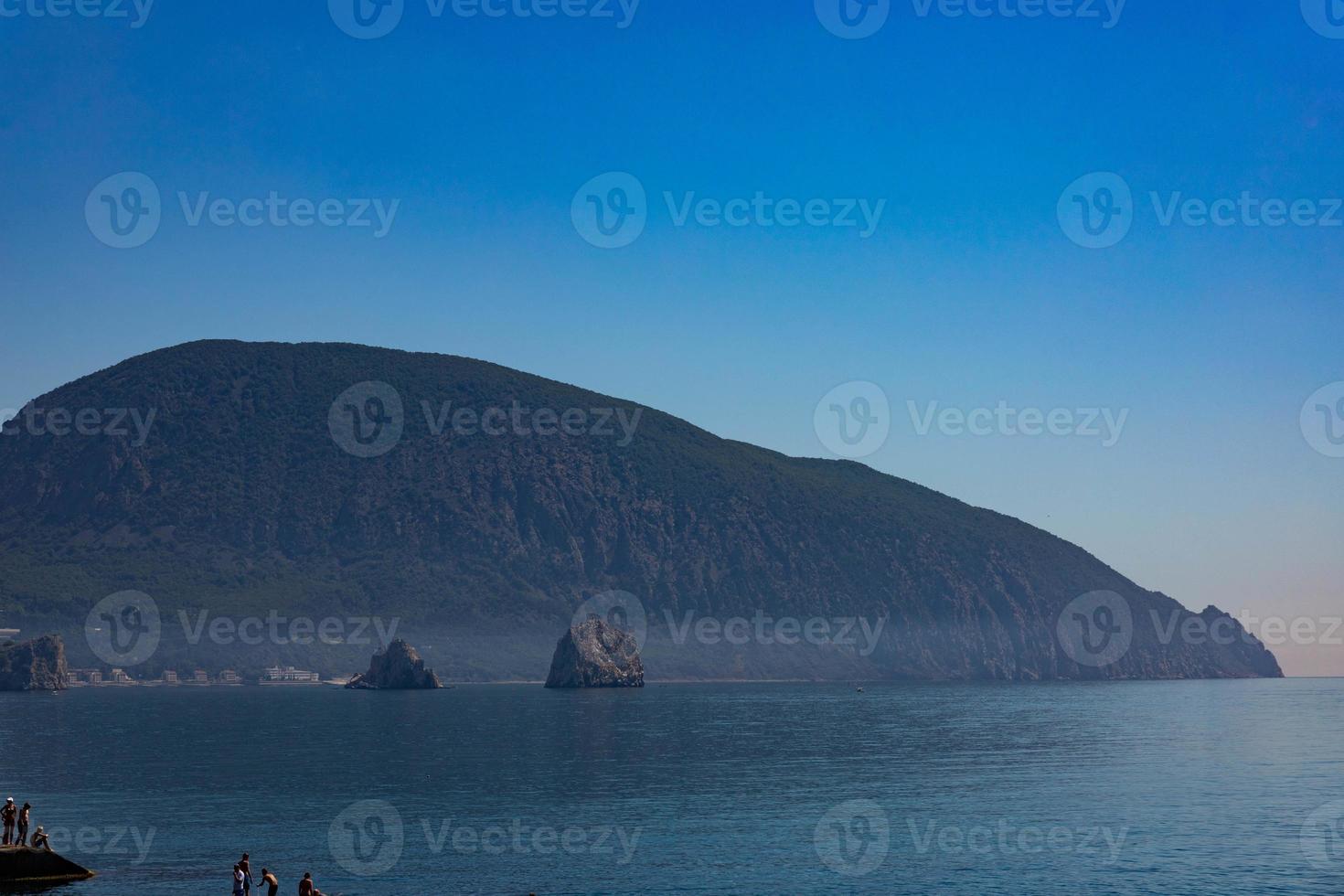 monte ayu dag no fundo do mar negro no início da manhã. foto