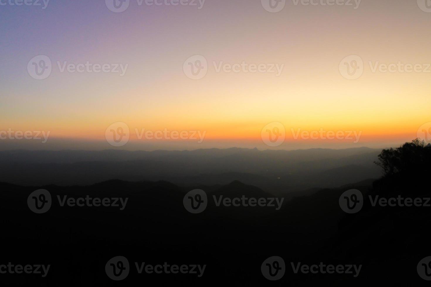 ponto de vista durante a caminhada doi monta na província de tak, tailândia foto