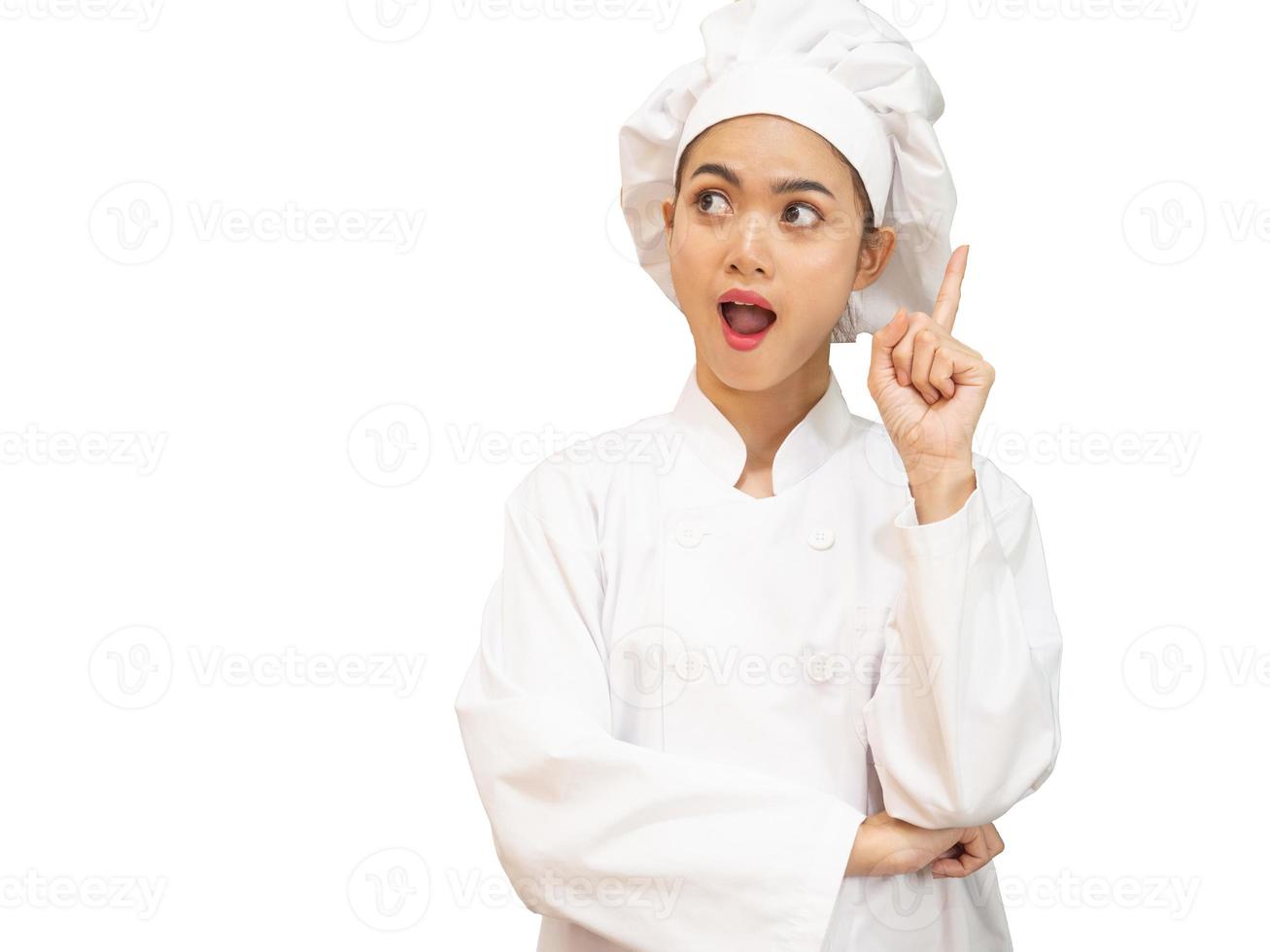 mulher asiática em uniforme de chef está cozinhando na cozinha foto