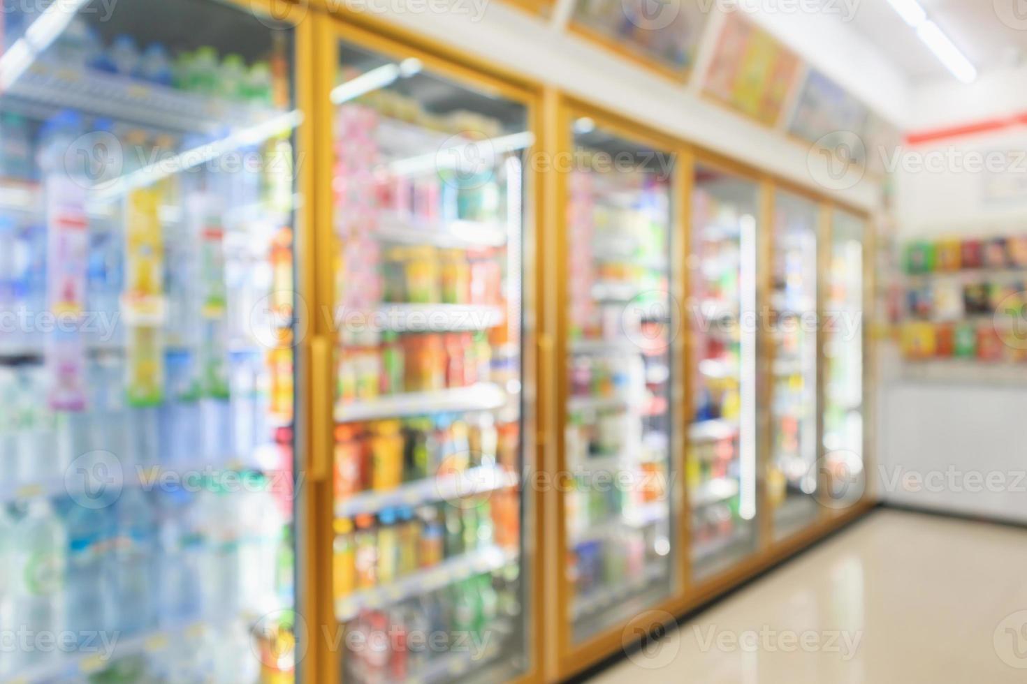geladeiras de loja de conveniência de supermercado com garrafas de refrigerante nas prateleiras abstrato desfocar o fundo foto