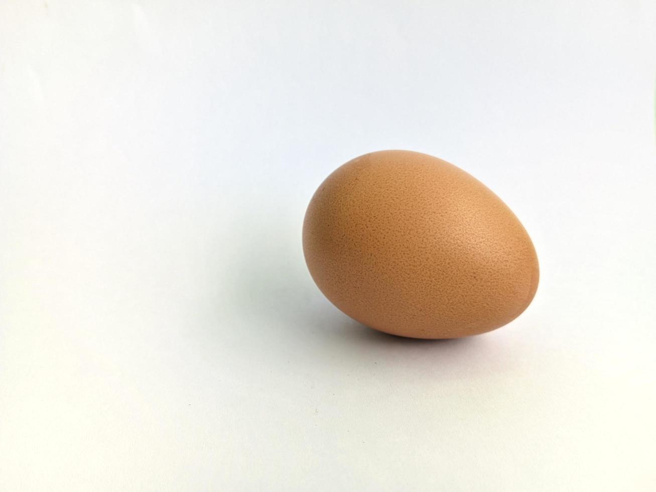 um ovo isolado em um fundo branco foto