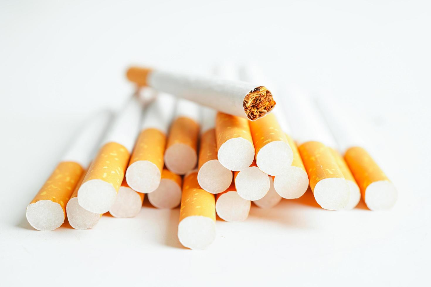 cigarro isolado no fundo branco com traçado de recorte, rolo de tabaco em papel com tubo de filtro, conceito de não fumar. foto